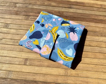 Reusable sandwich holder. Reusable Sandwich Wrap with Food-Grade Plastic Lining. Eco-friendly Boc'n'Roll. Sustainable blue snack holder.