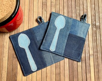 Set of 2 blue denim Potholder.  Recycled jeans hot pads.  Eco friendly housewarming gift. Rustic Potholder