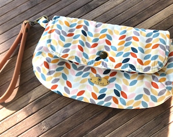 Portefeuille de poignet en tissu. Sac à main en tissu fait main. Petit sac à main pour femme en tissu. Sac à main avec feuilles colorées minimalistes. Cadeau fête des mères