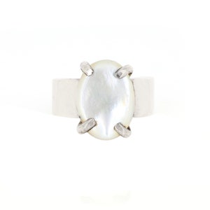Flacher ovaler Ring, 925 Sterling Silber, echter Perlmutt Edelstein, 925 Sterling Silber, Moderner Minimalistischer Stil