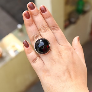 Großer Stein Ring, Schwarzer Onyx Edelstein Ring, 925 Sterling Silber Schmuck, Rund Kariert geschnitten Onyx, Statement Ring, Geburtsstein Schmuck