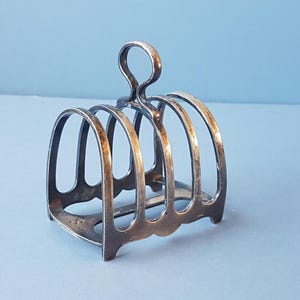 Rejilla para tostadas de 4 rebanadas bañada en plata antigua, de Walker and Hall, para restaurantes elegantes y desayunos.