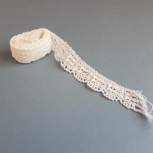 アンティークまたはヴィンテージのかぎ針編みレーストリム、幅2.5 cm、長さ1メートル