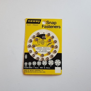 Vintage Packung mit neuen Druckknöpfen, Nähen, Kurzwaren, Kurzwaren