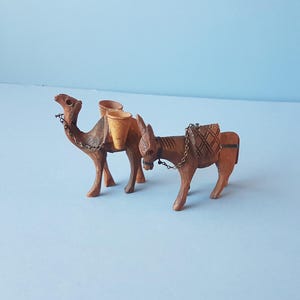 deux figurines vintage sculptées à la main, un âne et un chameau, naïfs, rustiques