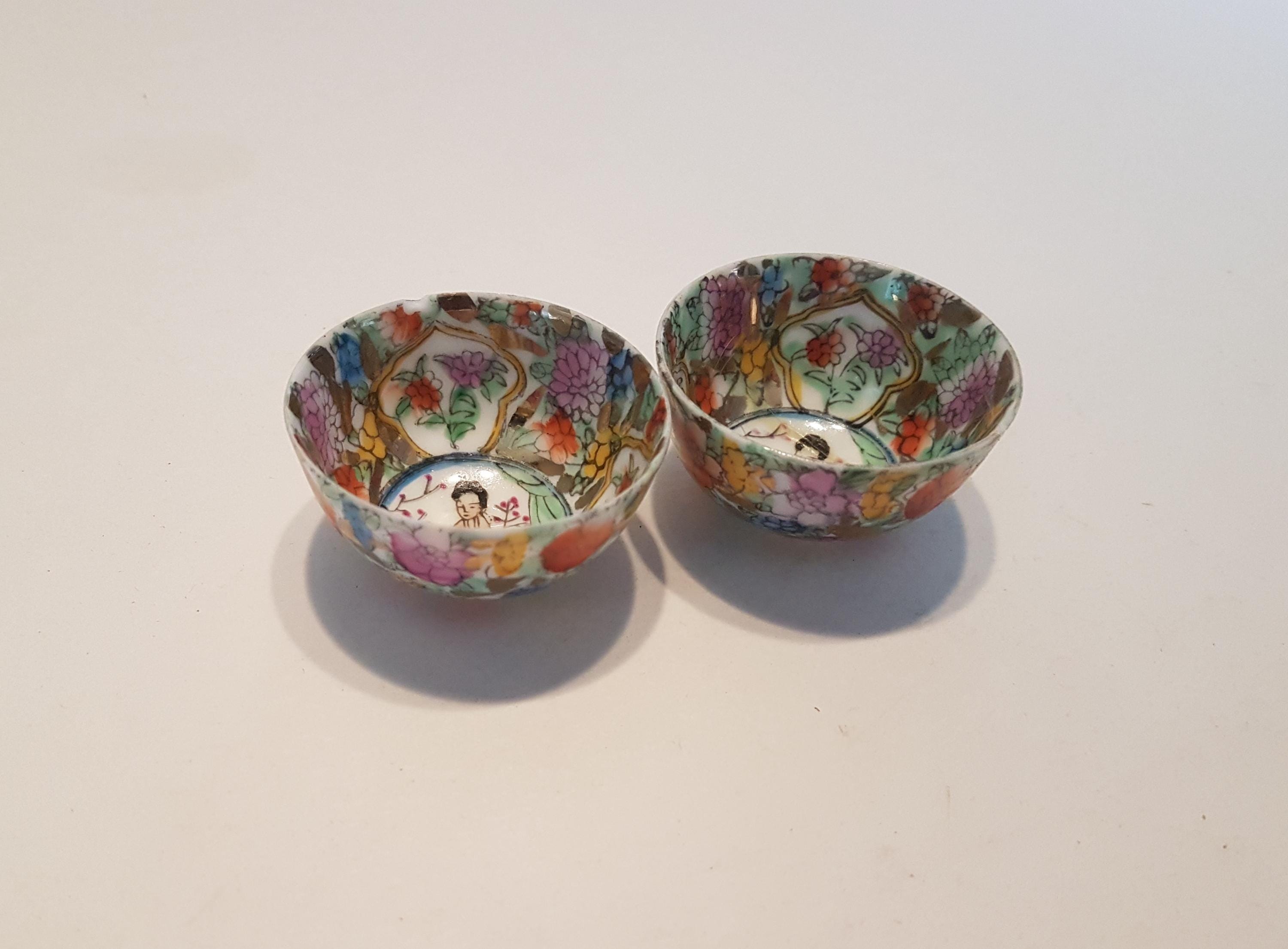 ヴィンテージの小さな中国製磁器の酒器、おちょこ（1つ破損あり