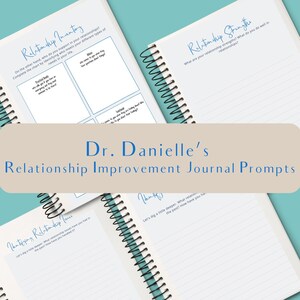Könnte beinhalten: Ein Journal mit einem türkisfarbenen Umschlag und einer weißen Titelseite mit dem Text "Dr. Danielle's Relationship Improvement Journal Prompts". Das Journal hat eine Spiralbindung und linierte Seiten.