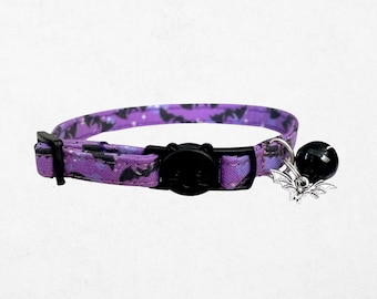 Collar de murciélago para gato con cierre de seguridad: Tela de algodón estilo gótico de Halloween con cascabel y dije personalizable.