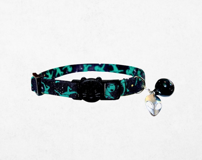 Alien Cat Collar: Outer Space Print - Adjustable Breakaway Buckle, Lightweight Fabric, Safety Focused Design