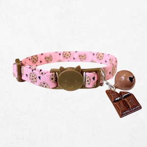 Collier pour chat en forme de biscuit aux pépites de chocolat rose – Boucle de sécurité