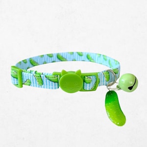 Collar para gato con cascabel y diseño de pepinillo, collar de seguridad para gatitos, divertido y personalizable.