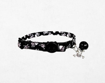 Collar gótico para gato con calavera: estampado de tibias cruzadas, tejido ligero, tamaño ajustable de 6 a 12 pulgadas, cierre de seguridad de liberación rápida.