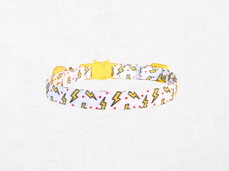 A white dog collar with a yellow lightning bolt pattern.