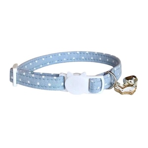 Collare per gatti a pois azzurri con ciondolo a forma di coniglietto e campanellino, regolabile con chiusura di sicurezza.