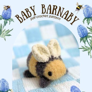 Peut inclure: Une peluche d'abeille au crochet avec un corps jaune et noir, des oreilles blanches et des yeux noirs. Le texte "BABY BARNABY pdf crochet pattern" est au-dessus de l'abeille. Le fond présente un motif à carreaux bleu et blanc et des éléments floraux.