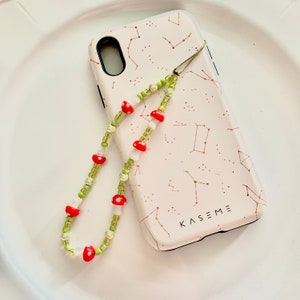 Abalorio para teléfono con diseño de hongo rojo estilo cottagecore - Pulsera para teléfono verde - Llavero para iPhone - Accesorios bonitos para teléfono - Estética verde salvia