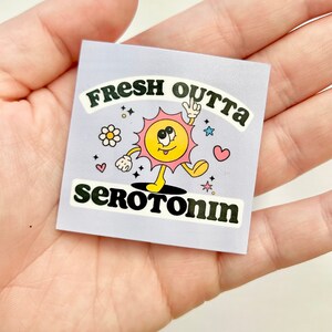 Naklejki Fresh Outta Serotonin - Naklejki Mental Health Matters - Słońce, Kwiaty, Kreskówka - Sztuka Świadomości Depresji - Kwadratowe Naklejki Na Laptopa