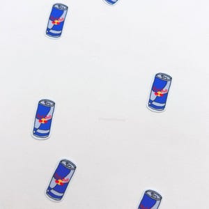 Puede incluir: Pegatinas dispersas de latas de bebida energ&eacute;tica Red Bull. Cada pegatina presenta un dise&ntilde;o de lata azul y plateado con el logotipo de Red Bull en rojo. Las pegatinas est&aacute;n sobre un fondo blanco.