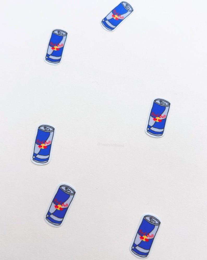 Puede incluir: Pegatinas dispersas de latas de bebida energ&eacute;tica Red Bull. Cada pegatina presenta un dise&ntilde;o de lata azul y plateado con el logotipo de Red Bull en rojo. Las pegatinas est&aacute;n sobre un fondo blanco.