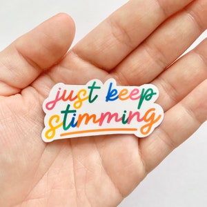 Adesivo de conscientização sobre autismo Just Keep Stimming - Adesivos de saúde mental da moda para laptops e garrafas de água - Colorido, autismo, superpoder, Stim