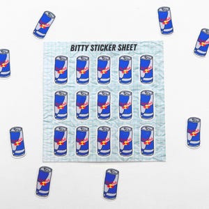 Puede incluir: Una hoja de pegatinas con latas de bebida energ&eacute;tica Red Bull. Las pegatinas son azules, blancas y rojas. La hoja tiene el texto "Bitty Sticker Sheet".