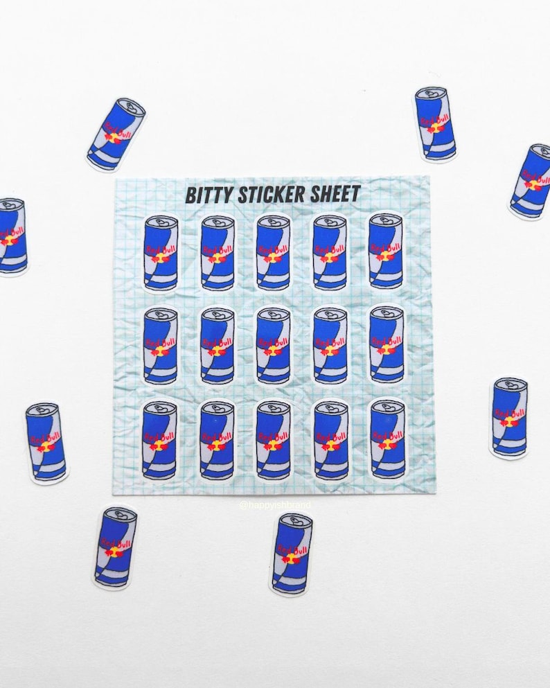 Puede incluir: Una hoja de pegatinas con latas de bebida energ&eacute;tica Red Bull. Las pegatinas son azules, blancas y rojas. La hoja tiene el texto "Bitty Sticker Sheet".