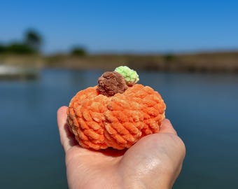 Petite peluche citrouille au crochet, décoration d'automne orange