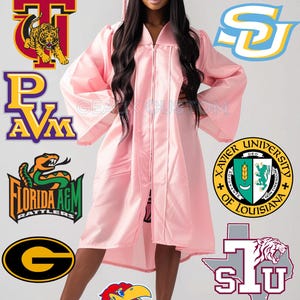 以下が含まれることがあります： ピンクの卒業ガウンを着た女性が、ディラード大学、バージニア州立大学、サザン大学、プレーリービューA&M大学、フロリダA&M大学、ルイジアナ州ザビエル大学、ハワード大学、カンザス大学など、さまざまな大学のロゴと一緒にポーズをとっています。