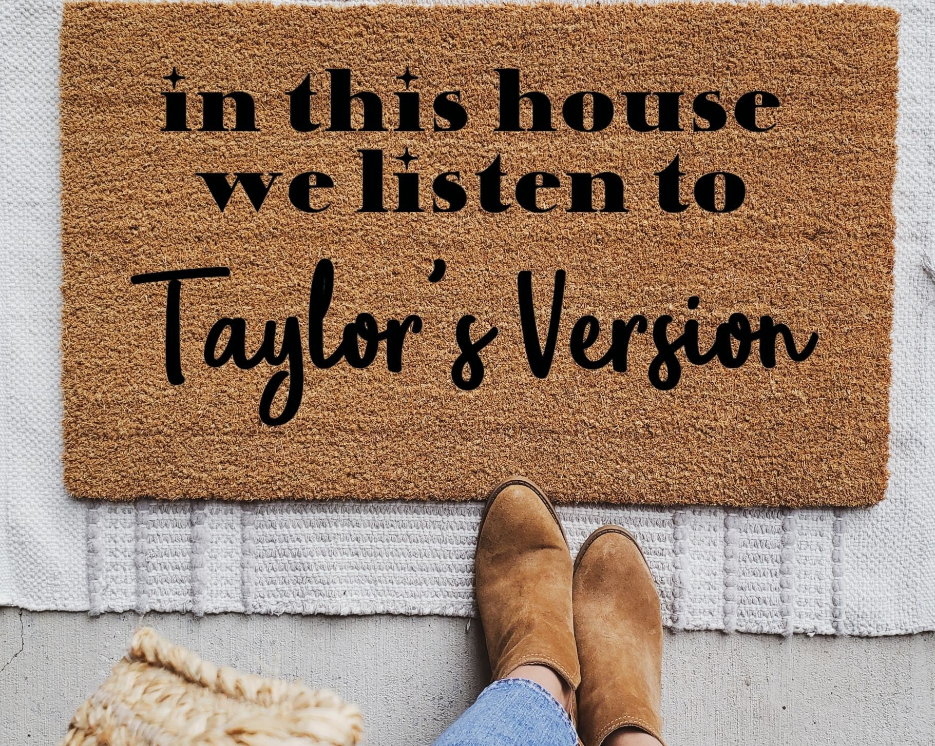 In This House luisteren we naar Taylor's versie deurmat, Taylor Swift  welkomstmat, Swiftie fan cadeau, aangepaste welkomstmat, gepersonaliseerd  cadeau - Etsy België, image size:1821x1454