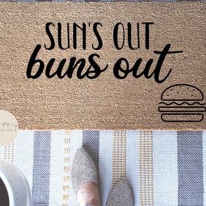 Sun's Out Buns Out Wycieraczka, Letnia wycieraczka, Prezent Grillmaster, Zabawna wycieraczka, Niestandardowa wycieraczka BBQ, Prezent na grilla na podwórku, Prezent dla mężczyzn