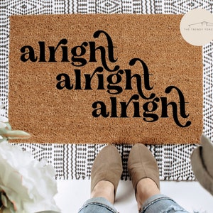 Alright Alright Alright Alfombrilla de puerta, alfombrilla de bienvenida aturdida y confundida, felpudo de verano, regalo de fan de McConaughey, alfombrilla de puerta divertida personalizada, felpudo lindo