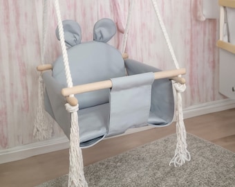 Balançoire pour bébé, intérieur et extérieur. Matériaux naturels, faite à la main, avec des oreilles d'ours en peluche.