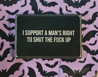 Apoyo una placa mural sobre los derechos del hombre.