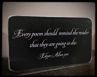 Può includere: Un cartello in legno nero con testo bianco che recita: "Ogni poesia dovrebbe ricordare al lettore che morirà. -Edgar Allan Poe"