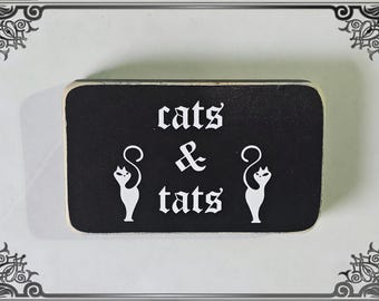Letrero de caja de gatos y tatuajes