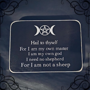 Puede incluir: Un letrero de madera negro con un símbolo de triple luna blanco y el texto "Hail to thyself For I am my own master I am my own god I need no shepherd For I am not a sheep"