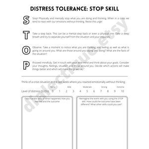 Op de afbeelding: Een zwart-witte, printbare werkblaadje met de titel "Distress Tolerance: STOP Skill" met een vierstappenacroniem voor het beheren van moeilijke emoties. Het acroniem staat voor Stop, Een stap terug doen, Observeren en Doorgaan. De werkblaadje bevat een sectie om na te denken over een recente crisissituatie en het niveau van stress te beoordelen op een schaal van 0 tot 10. Er zijn ook secties om de feiten van de situatie, hoe de persoon reageerde en de uitkomst te beschrijven. De laatste sectie vraagt de gebruiker om zich het evenement voor te stellen met behulp van de STOP-vaardigheid en te overwegen hoe de uitkomst anders had kunnen zijn.