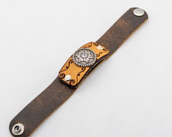 Cuir gravé au laser avec bracelet en cuir pull-up marron, concho de fleur steampunk et de pierre précieuse, bracelet d’accent tourbillonnant gravé