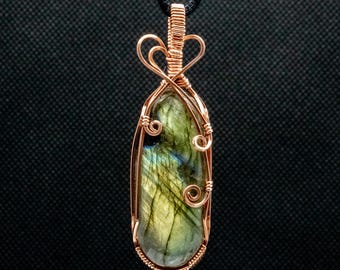 Labradorite éclair vert doré en cuivre, accent bleu, pendentif enroulé de fil de fer, cabochon ovale allongé