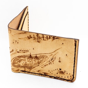 Portefeuille bi-pliant en cuir tanné végétal naturel, gravé au laser avec une ancienne carte militaire