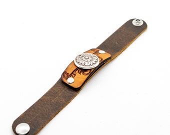 Cuir gravé au laser avec bracelet en cuir pull-up marron, concho steampunk Scrollwork, bracelet d’accent Scrollwork gravé
