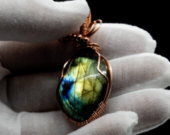 Labradorite flash verte et bleue dorée en cuivre, pendentif enroulé de fil de fer, emballage cabochon