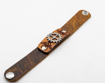 Cuir gravé au laser avec bracelet en cuir pull-up marron, steampunk Gear Concho, bracelet d’accent celtique gravé