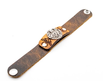 Cuir gravé au laser avec bracelet en cuir pull-up marron, Steampunk Octopus Concho, bracelet d’accent celtique gravé