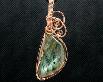Labradorite flash bleu sarcelle en cuivre, cabochon enroulé de fil de fer, pendentif en forme de croissant