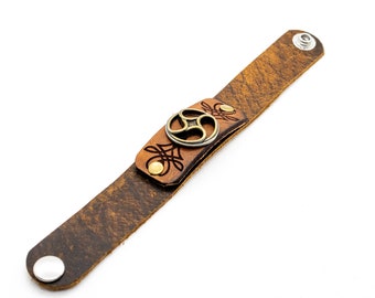 Cuir gravé au laser avec bracelet en cuir pull-up marron, concho en spirale celtique steampunk, bracelet d’accent celtique gravé