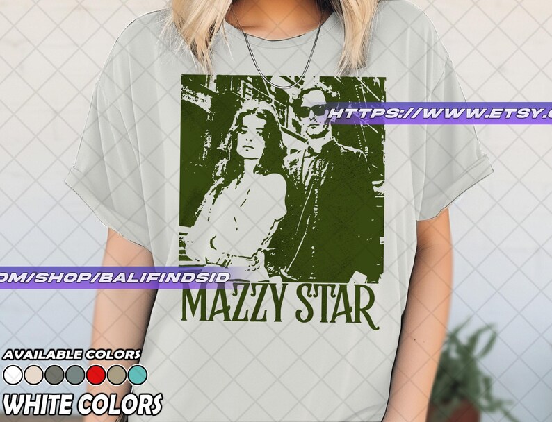 Puede incluir: Camiseta blanca con un gr&aacute;fico verde de dos personas y el nombre de la banda "MAZZY STAR". La camiseta tambi&eacute;n muestra el texto "COLORES DISPONIBLES" y "COLORES BLANCOS".
