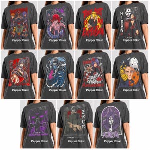 以下が含まれることがあります： 様々なアニメキャラクターのグラフィックが描かれたペッパーカラーのTシャツ11枚のコレクション。各シャツには、鮮やかな色彩、日本語のテキスト、飛段、小南、角都といったキャラクター名が、ダークグレーの生地にユニークなイラストとしてプリントされています。