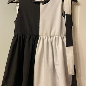 Robe pour enfants, robe noire et blanche, robe de petites filles, robe boutonnée, robe d’anniversaire, vêtements pour enfants faits à la main