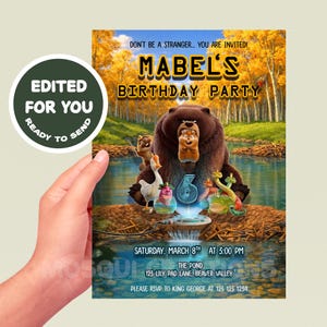 Puede incluir: Una invitación de cumpleaños con un oso de dibujos animados y animales del bosque. La invitación dice "Mabel's Birthday Party" con la fecha, hora y lugar. La invitación es sostenida por una mano, con una pegatina "Edited for You".
